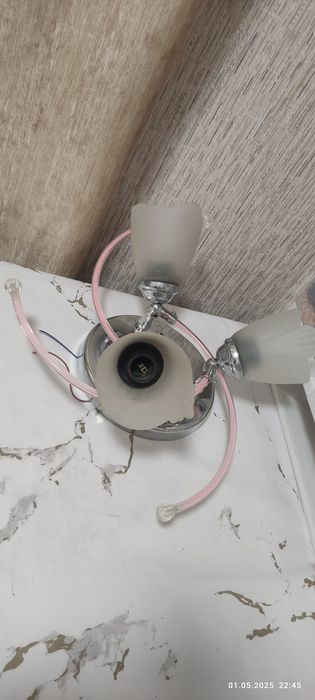 Продам люстру с тремя плафонами