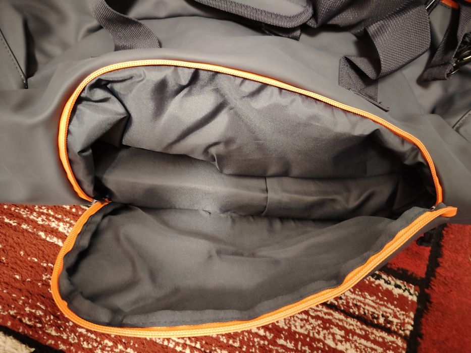 Geanta sport Red Bull noua. Dimensiuni.. L50 lățime 30.si adâncime 25