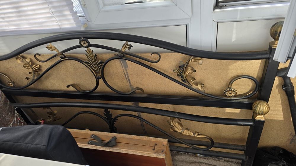 Кровать железная.