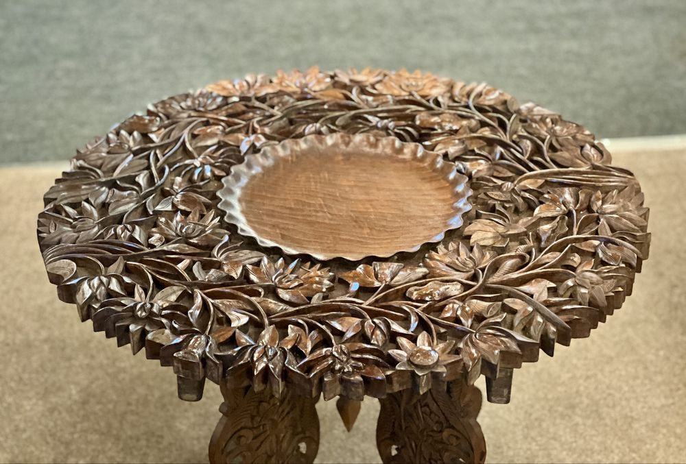 Măsuță din lemn masiv sculptată manual – piesă deosebită