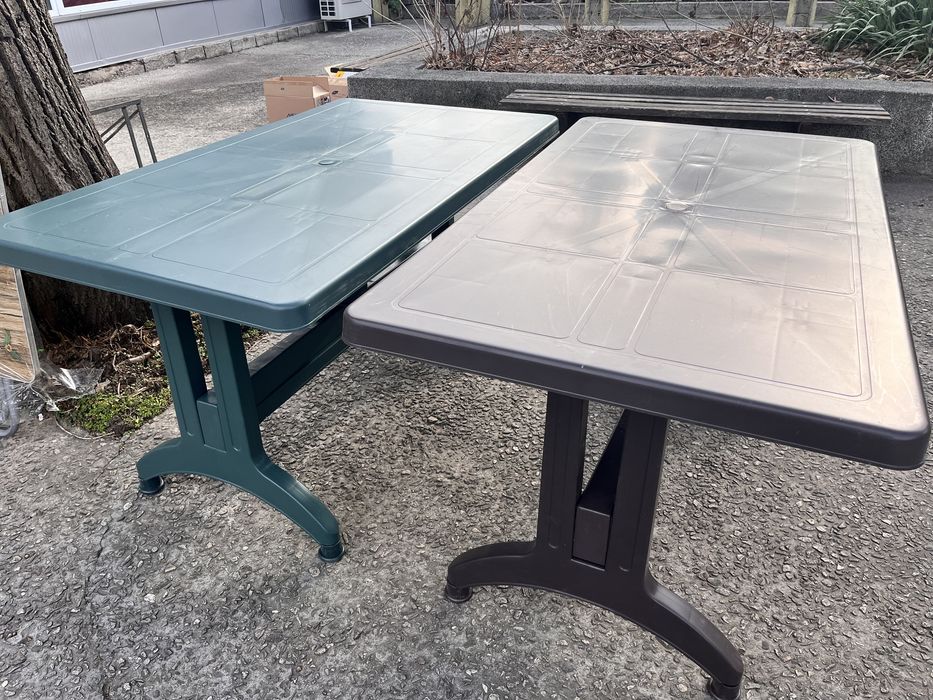 Пластмасова маса със сгъваеми крака