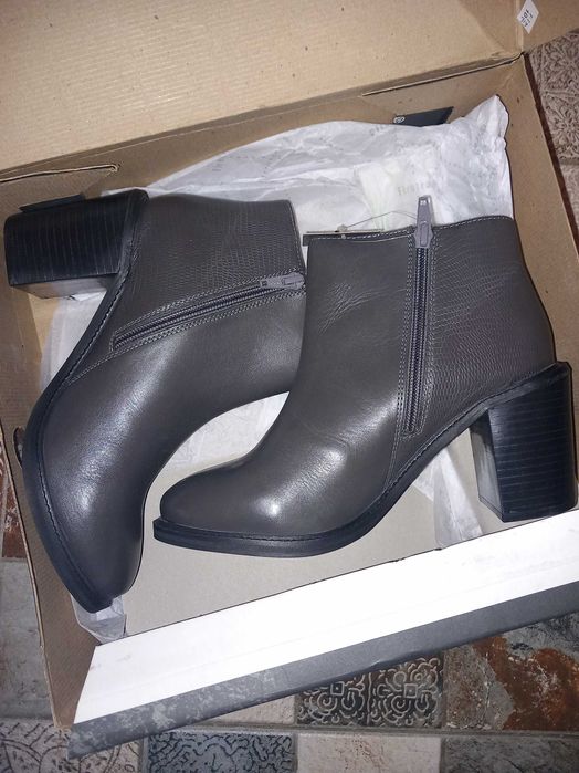 Vand botine dama marca Firetrap - material - piele  marimea 38 - nefolosite - 180 ei