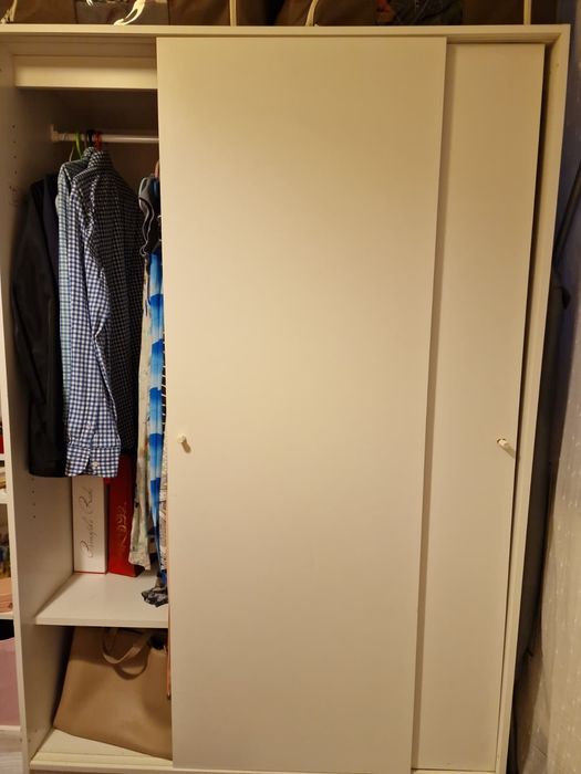 Dulap ikea cu uși glisante in stare excelenta