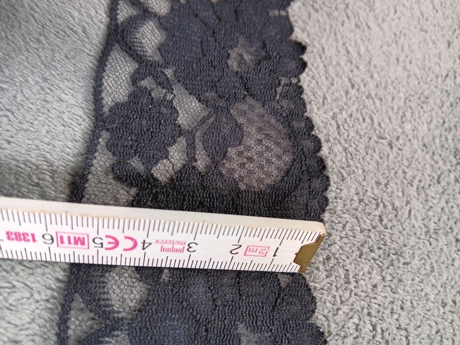 Черна фабрична дантела