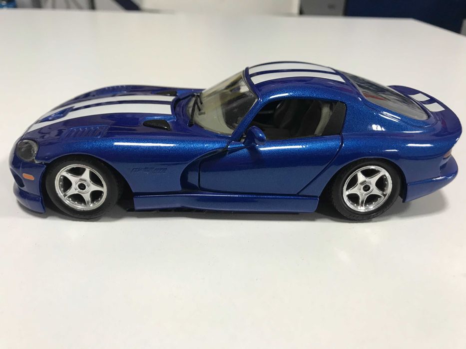 Метални колекционерски колички DODGE VIPER & FERRARI F355 1:24
