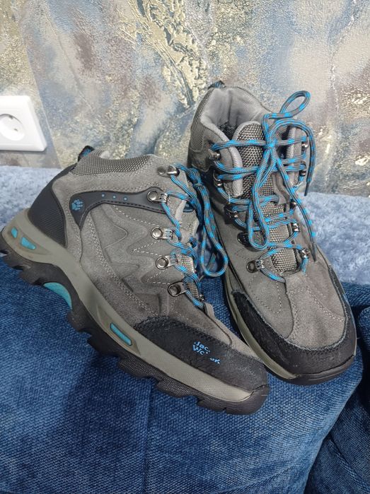 Продам кросовки 38-39 размер (написано 39-40)