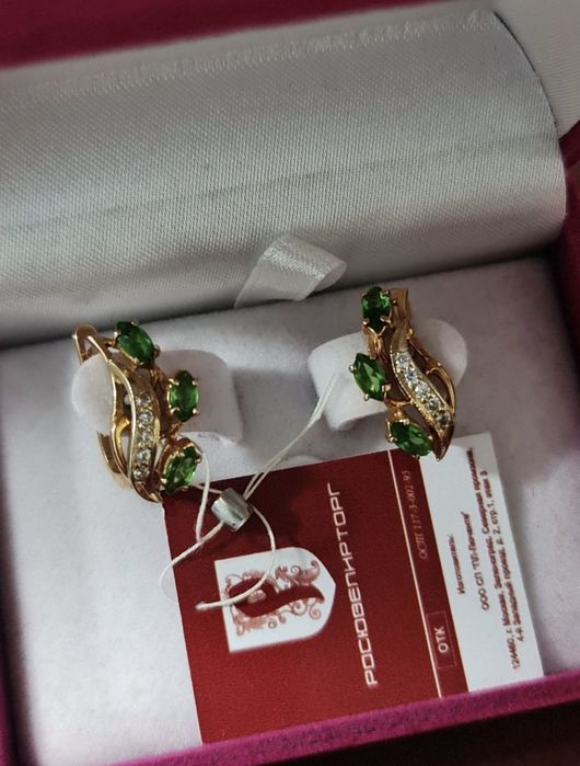 Золотые изумрудные серьги 585 пробы