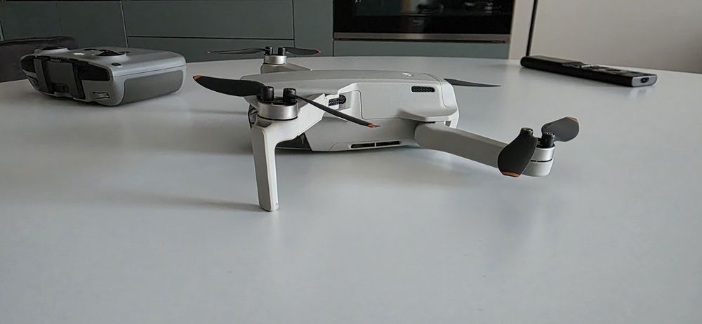 Vand Drona Dji Mini 2