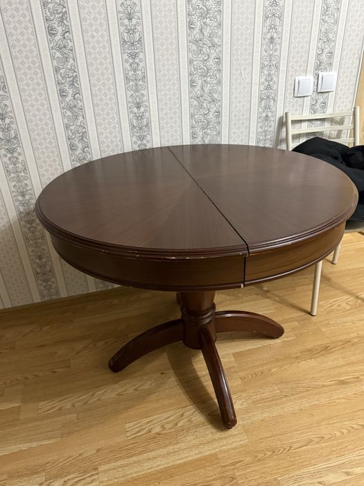 Продается стол 5000 тг срочно