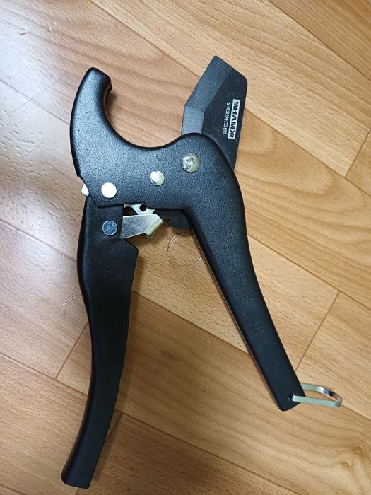 Пластик құбырларды кесетін қайшы