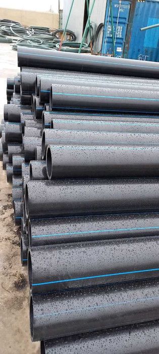 Полиэтиленовые трубы от производителя и фитинги для соединения.