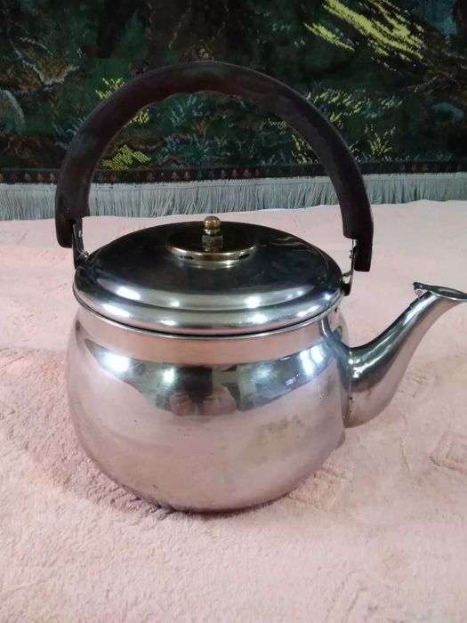 Чайник 5 л, метал, состояние отличное,большой