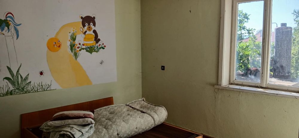 Къща с двор, гараж и лятна кухня