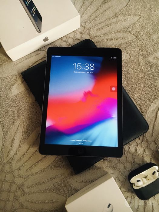 Оригинальный Apple iPad Air в одних руках+наушники Apple AirPods Pro