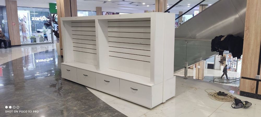 Polka vitrina stelaj mebel