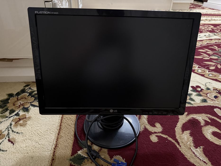 Монитор LG 19 размер сотилади
