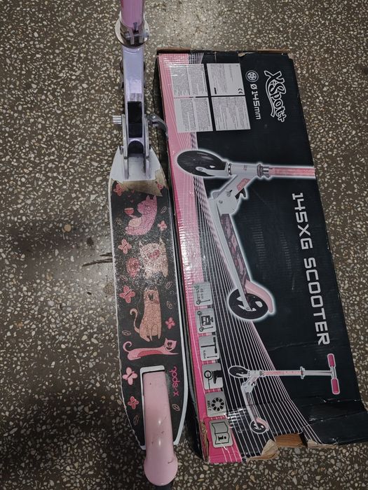 De vânzare doua trotinete pentru copii.