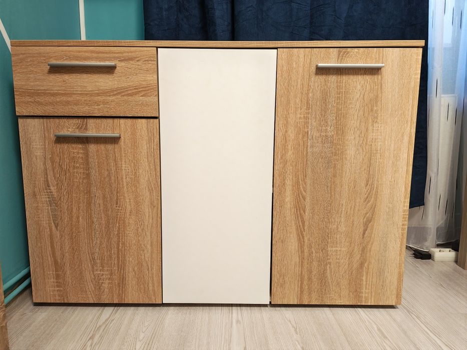 Vând comodă ! Culoare stejar cu alb ,L=115 cm  l=35 cm  h= 79.ușor negociabil !! Se vinde doar in Brașov