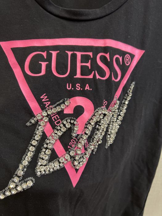 Футболка от бренда Guess