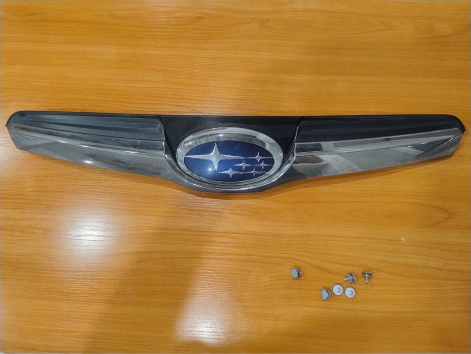 Верхняя часть решетки радиатора subaru