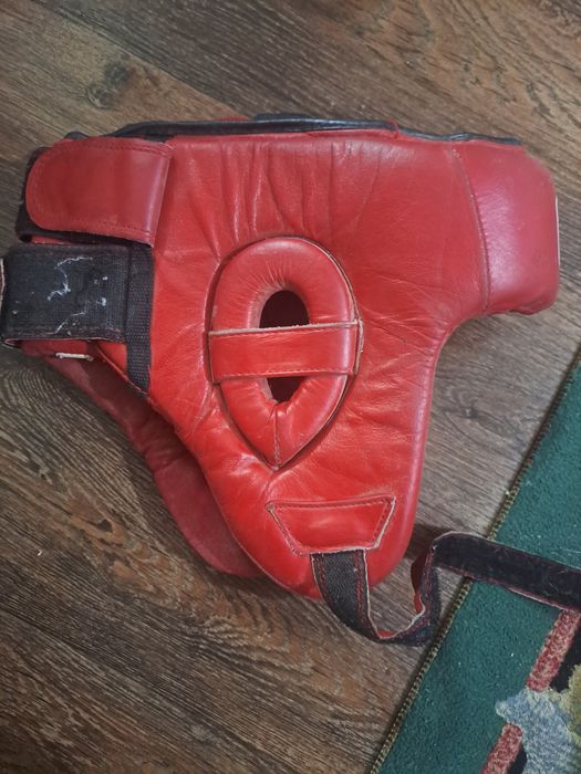 Боксёркие перчатки .шлем .барцовка