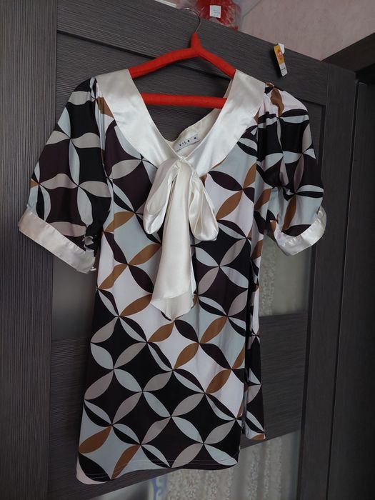 Блузка нарядная с белым галстуком, с завяской в бантик.