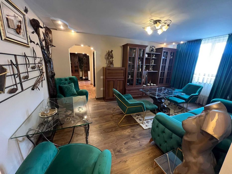 Apartament cu 3 camere complet renovat et.8  !