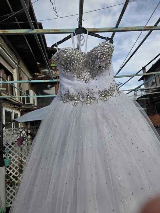 Булчинска Рокля с Воал и Обувки Към Нея