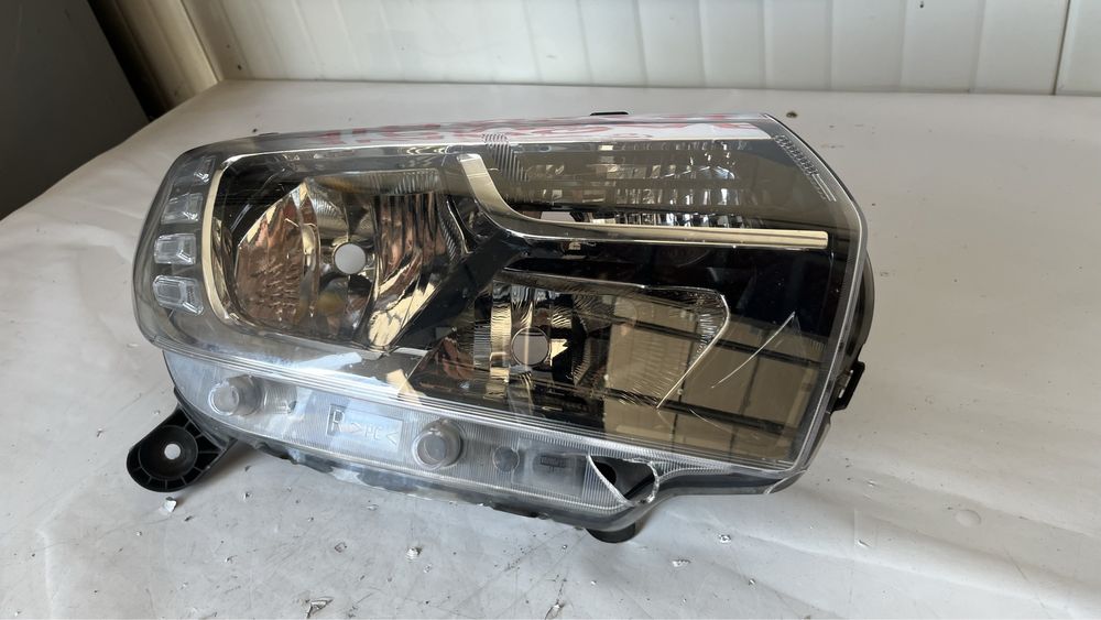 4 броя десен и 1 брой ляв фар Dacia Logan(17-20), Sandero(16-20)