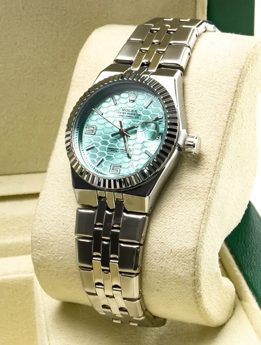 Продается часы зелёные, белые и синий