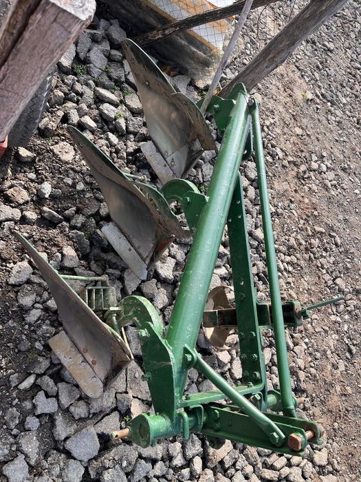 Vând plug pp3/pp4 românesc tractor u650