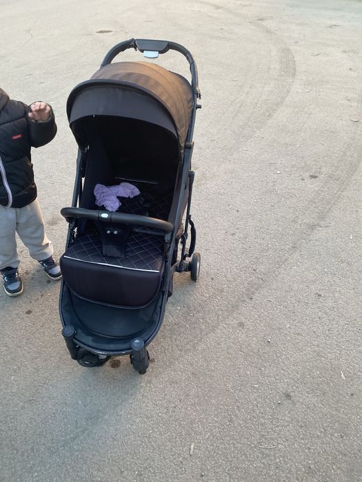 Детская коляска складываеться