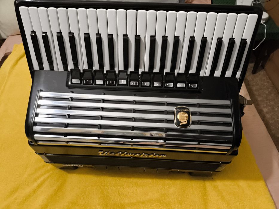 Акордеон Велтмайстер  Консона 120баса