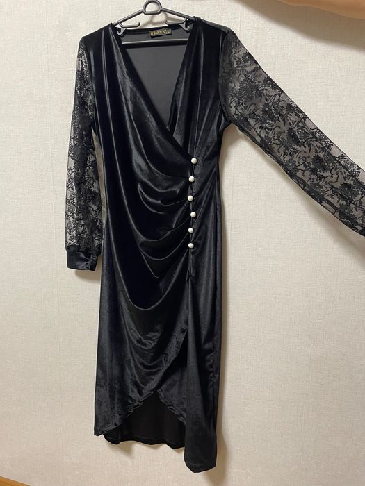 Нова черна рокля с дантелени ръкави