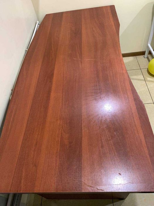 Большой офисный письменный стол в хорошем состоянии