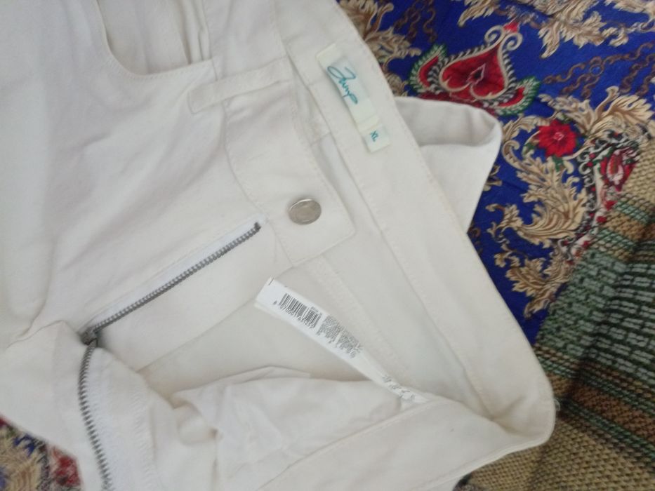 Продам  белые женские стрейчевые джинсы