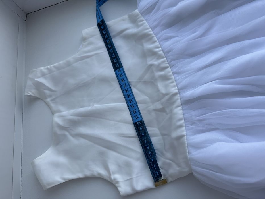 Платье белое нарядное на девочку 5-6 лет