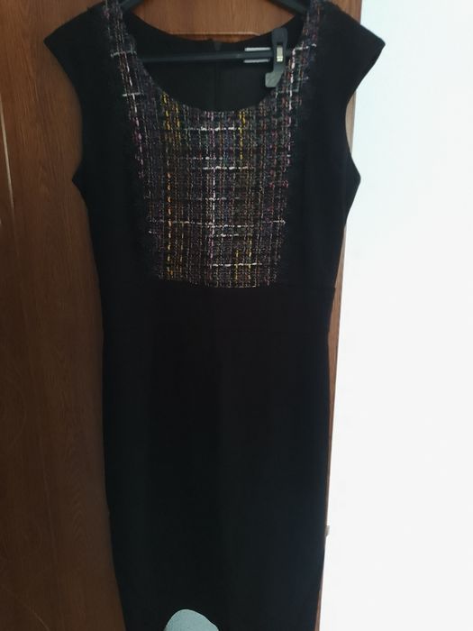 Rochie deosebită pentru ocazii business/casual, de culoare neagră.
Se