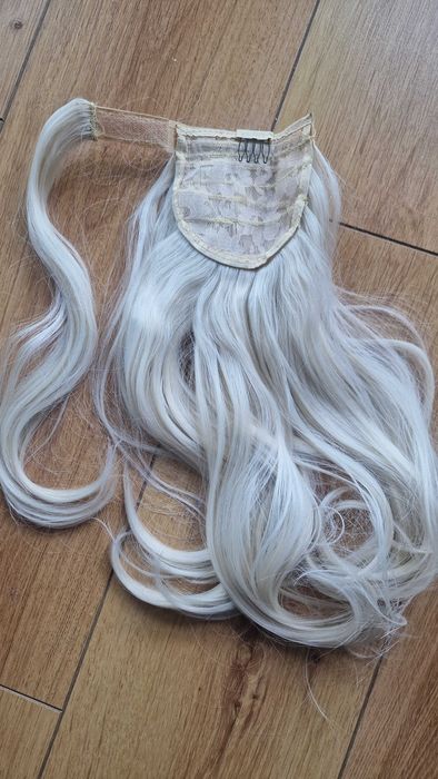 Продавам синтетична опашка 60 бяло русо