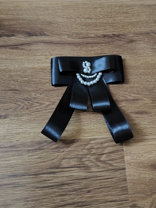 Broșă elegantă cu perle