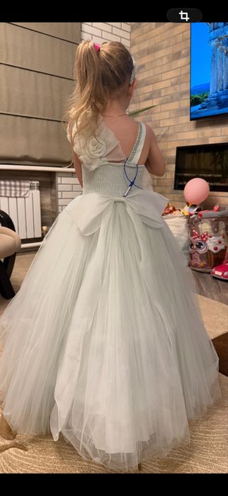 Продам платье на стройную девочку