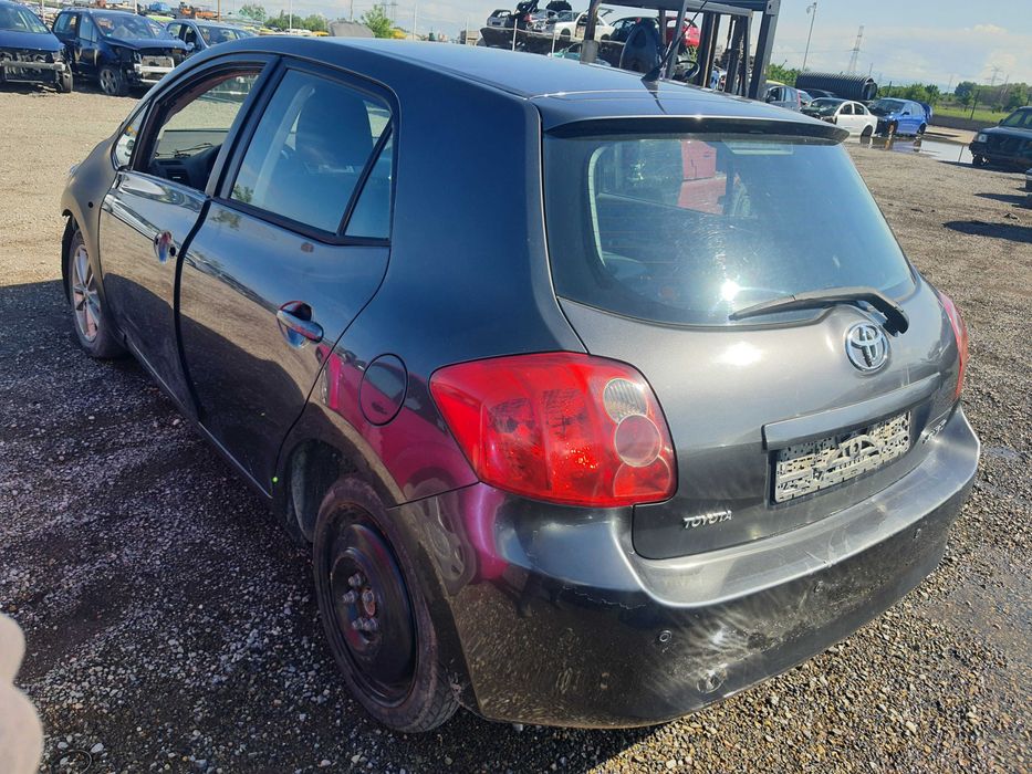 На части! Toyota Auris 2.0 D4D