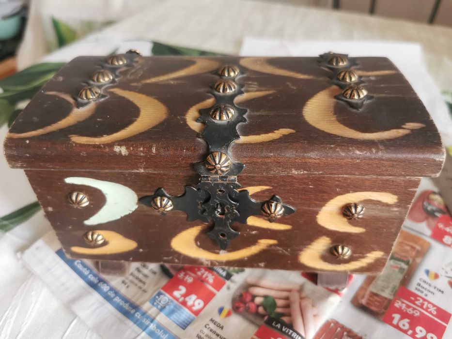 Cutie de bijuterii din lemn ,veche