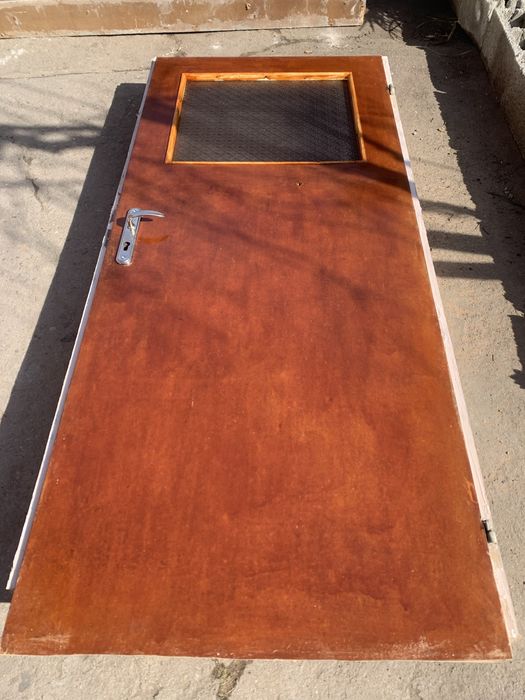 Дървени врати с каси и брави