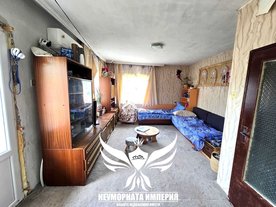 Продавам обзаведен тристаен с площ от 120 кв.м. с 1/2 двор в град Смолян квартал Каптажа