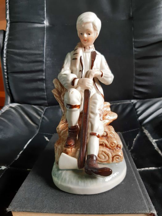 vand bibelou/statueta din portelan cu motive traditionale/taranesti