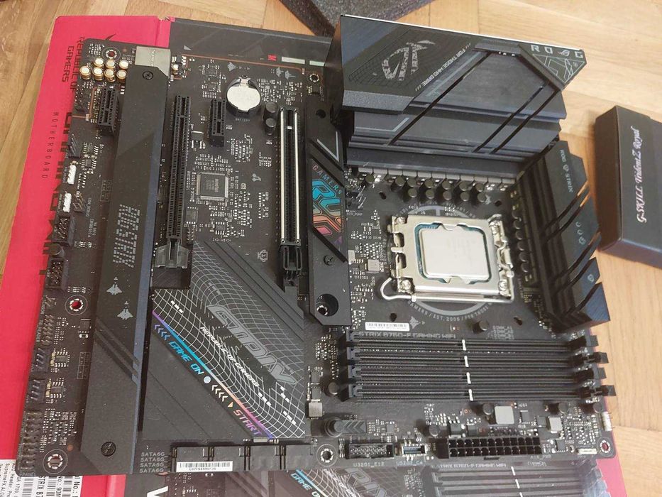 Intel Core i7 13700KF + Asus Rog Strix B760-F Gaming Wi-Fi DDR5