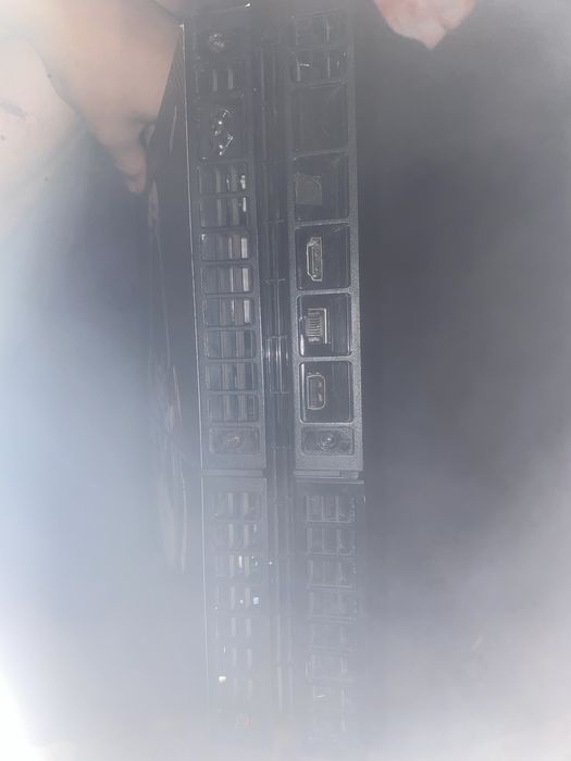 De vanzare PS4 el este fuctionabil dar nu  are maneta nu are defectiuni pret 550 lei