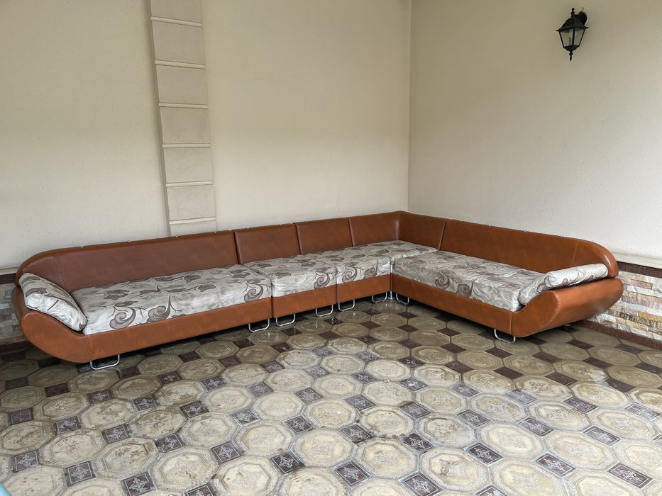 углавой диван.