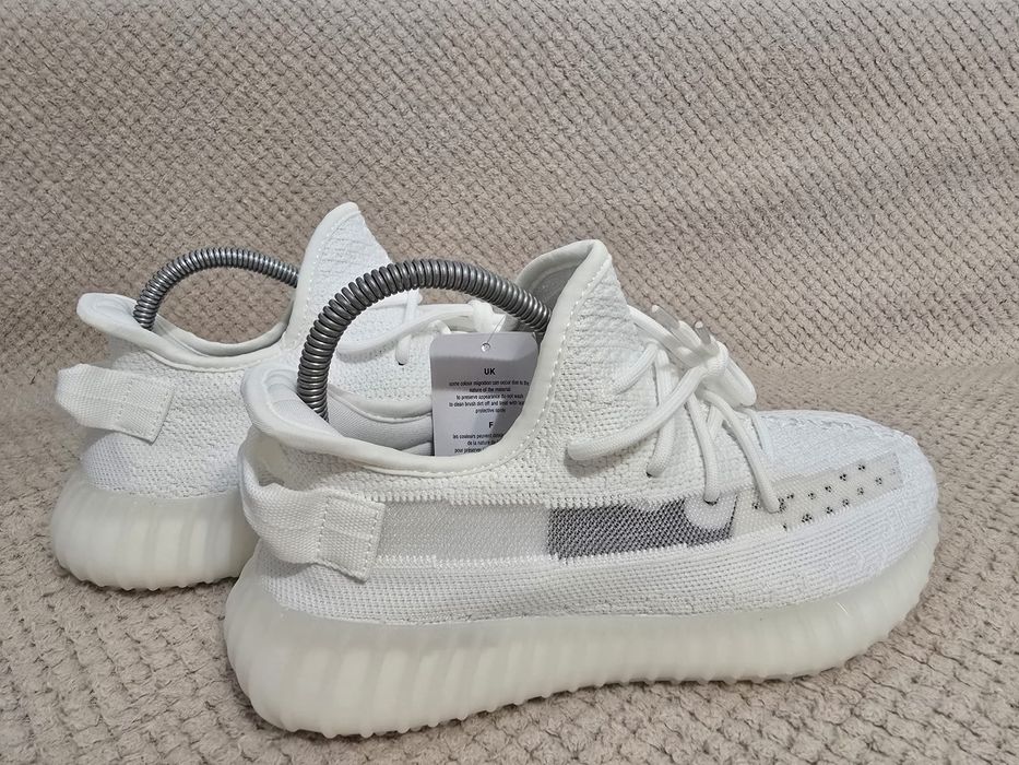 Adidas Yeezy  nr 41-45 pret 350 lei